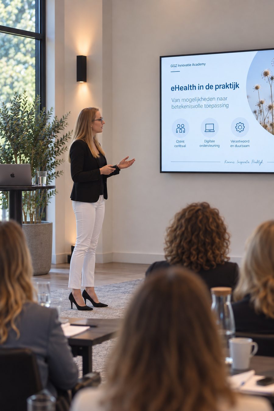 Pauline Post, oprichter van GGZ Innovatie Academy, geeft een presentatie over eHealth aan een groep deelnemers